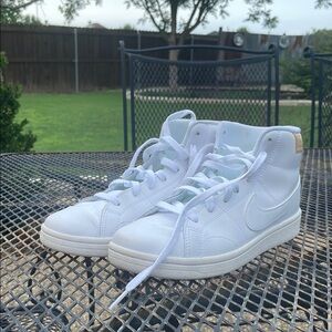 Nike Court Royale
2 Mid Triple White (Women's)
